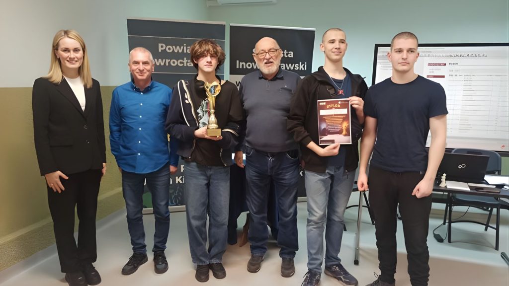 Szachiści z Inowrocławia triumfują w powiatowym turnieju 1 szachy Inowrocław